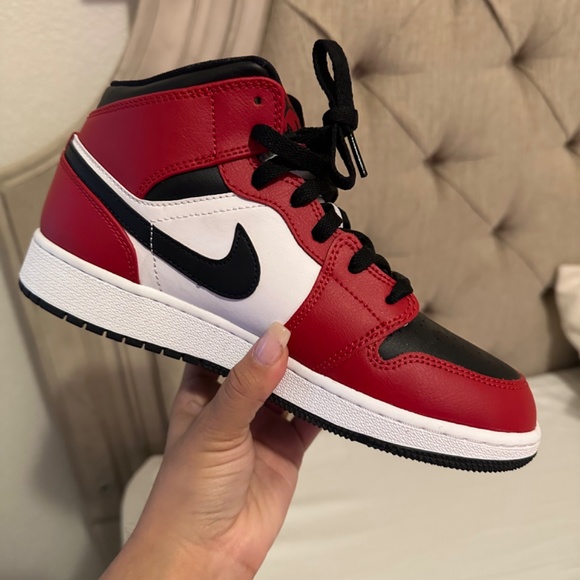Authentic Air Jordan 1 Mid GS ‘Chicago Black Toe” - Picture 3 of 3